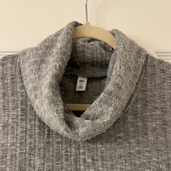 Cozy Gray Turtleneck Sweater - Picture 3 of 4
